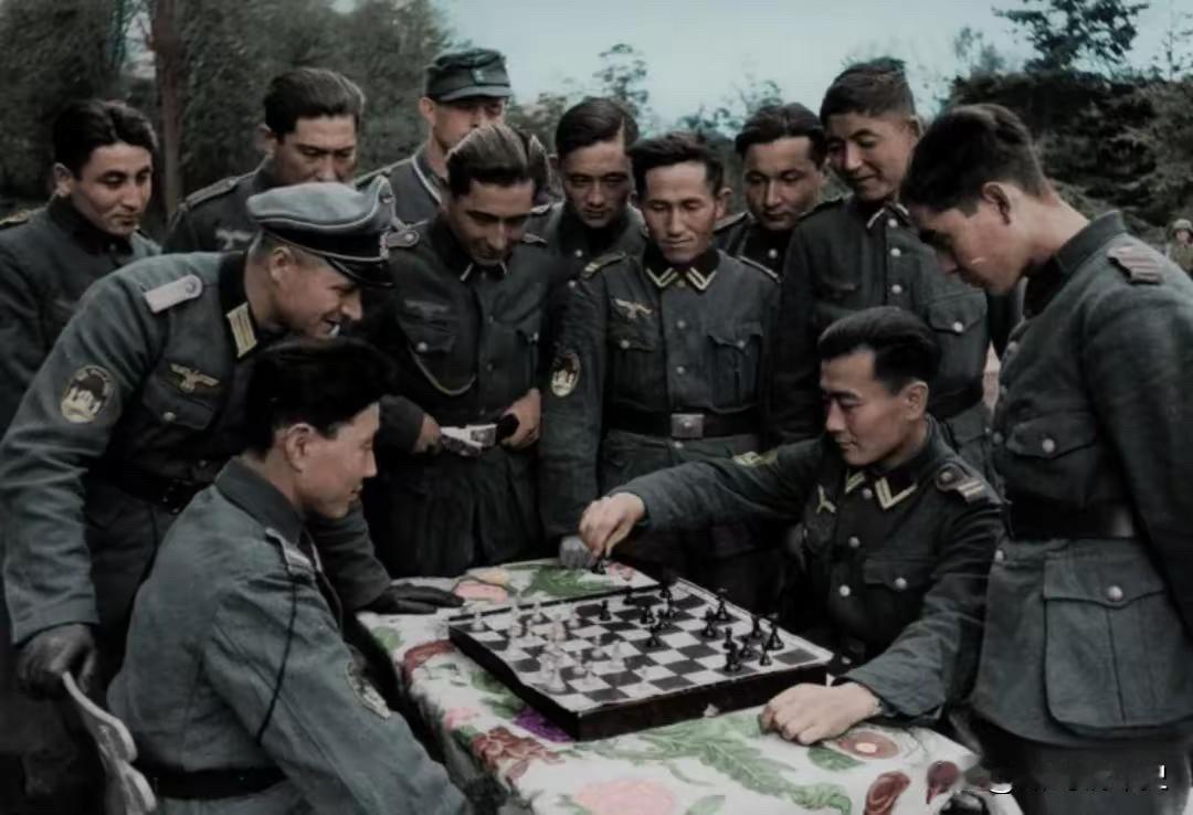 正在下棋的德国国防军“突厥斯坦”军团士兵。二战期间，纳粹德国为补充兵员，从其关押