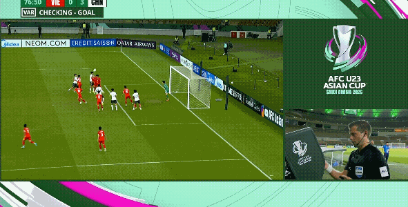 我感觉彭啸第二个进球没问题吧，李镇全虽然越位了，但是他并没有碰到球啊，但是即便吹