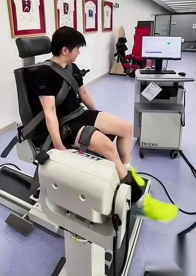 谁懂啊看哭了孙颖莎居然一个人顶大太阳练康复。刷到路透的时候瞬间心口发