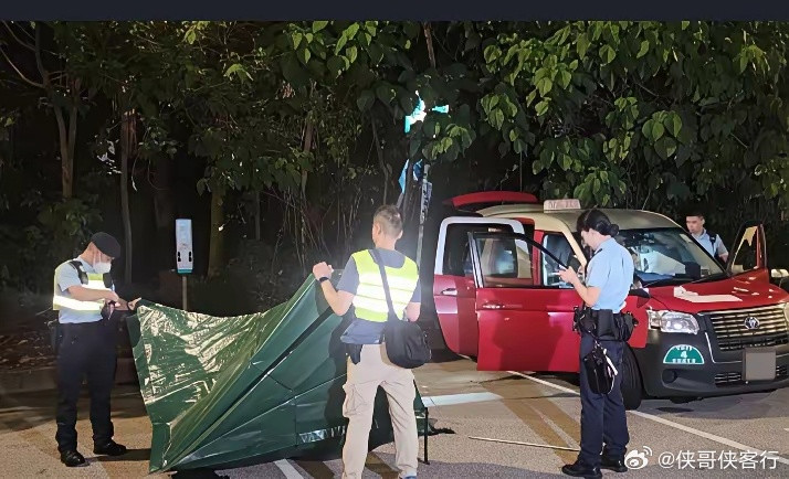 香港61岁夜班的士司机，在清水湾路边停车烧炭身亡，身旁散落着数千元欠单，车尾还放