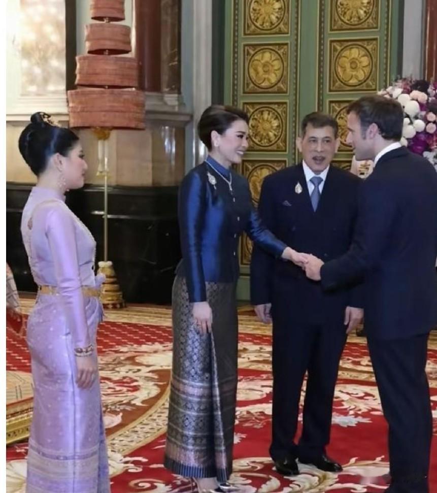 这次法国之行，苏提达王后抢尽了风头。那个二公主在她面前黯然失色。苏提达王后衣服都