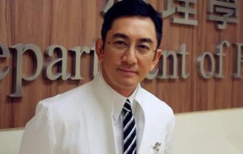 2007年，43岁的吴启华娶了比自己小21岁石洋子，结婚7年近5亿家产被石洋子挥
