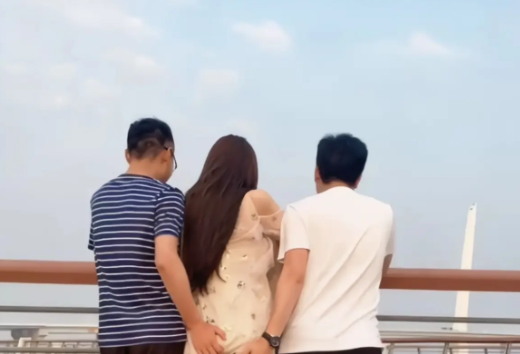 万一两只手碰一起了怎么办？