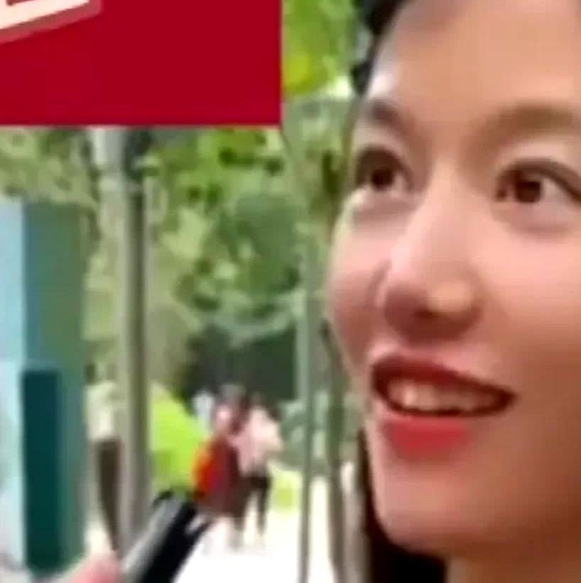 近日，广州天河公园的相亲角里，一位离异女子吸引了众人的目光。这女子身形苗