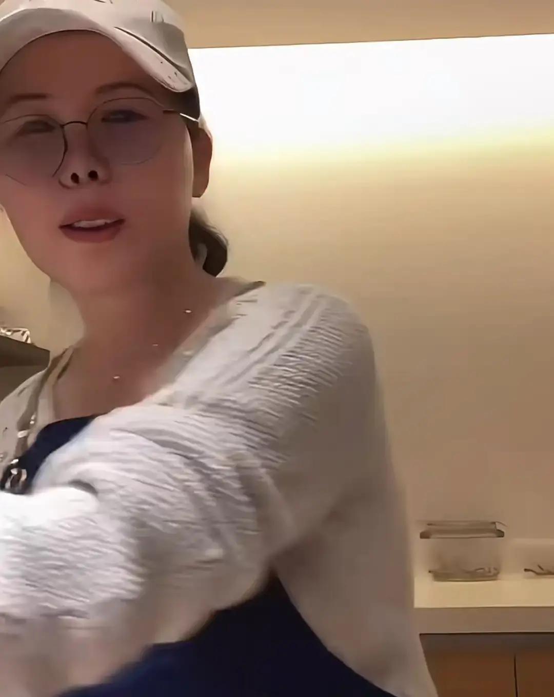 孩子还没放假，保姆先喊回家小杨阿姨昨晚直播，镜头对着案板，手里捏饺子，嘴里