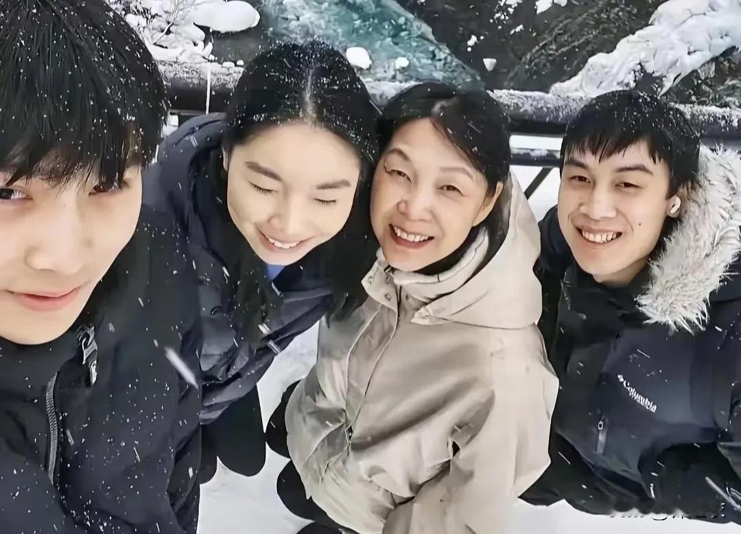 宗馥莉的兄弟姐妹如果是同父同母的亲生的，父母又不偏心一视同仁的，她完全可以给