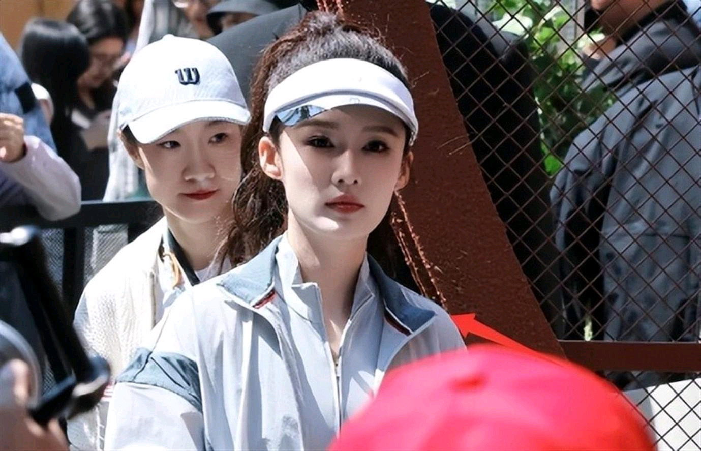 三里屯偶遇36岁李沁