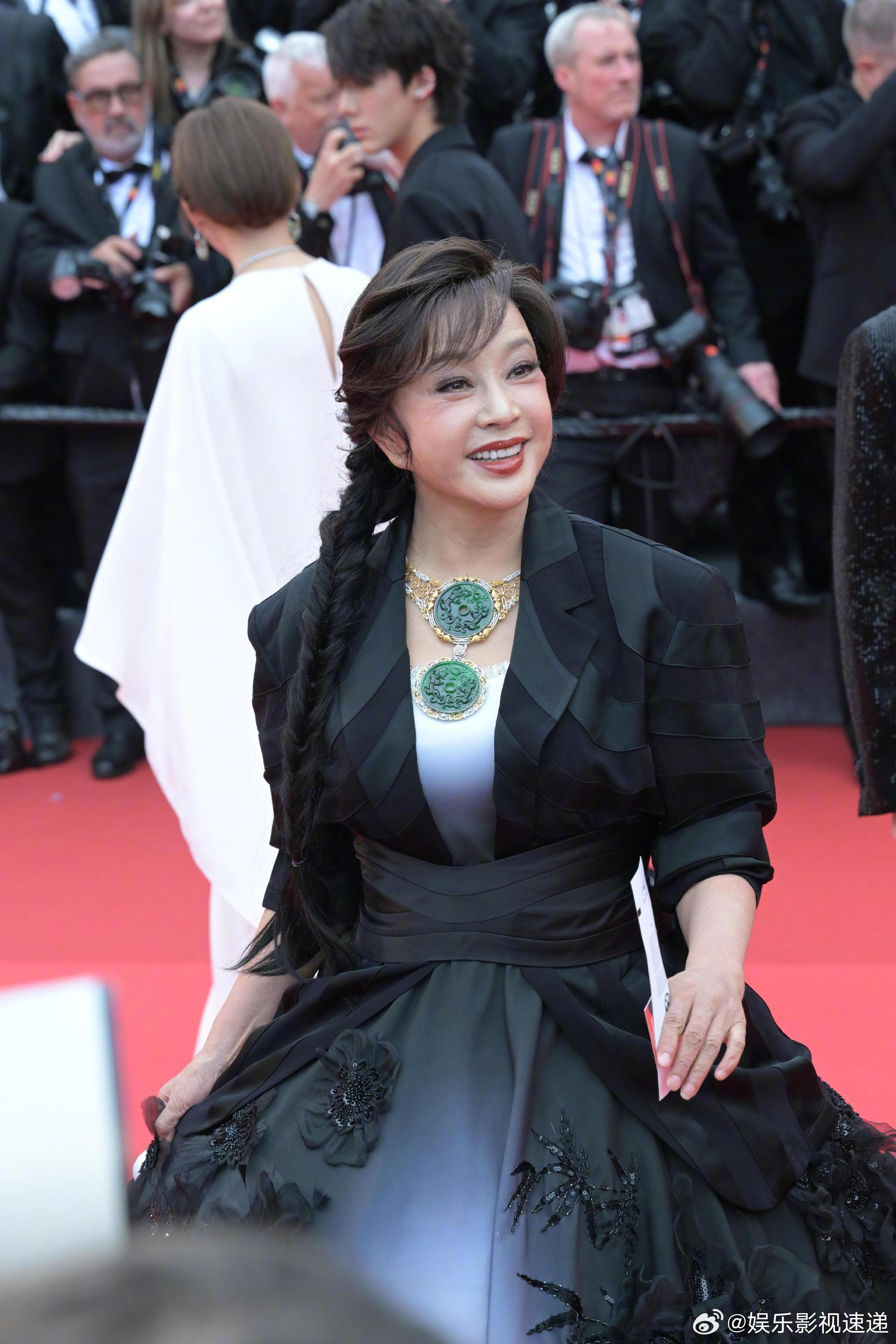 刘晓庆红色皮衣学院风线下活动看到刘晓庆这身打扮真的被惊艳到了，刘晓庆红色皮衣学