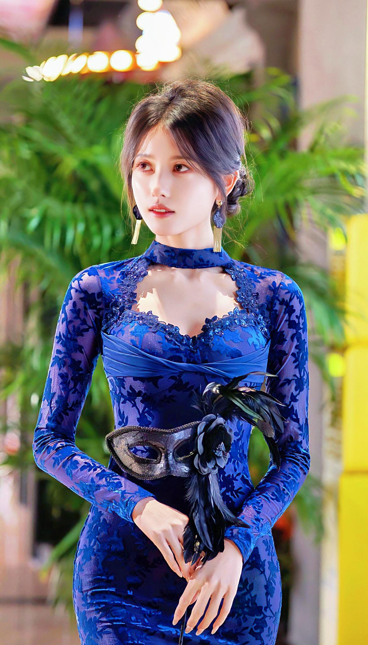 梦幻蓝裙，优雅气质，夜晚的迷人魅力