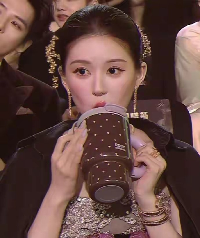 好绝的错位啊，本来以为赵露思做了刘亦菲同款满天星发型，但其实是汪苏泷衣服上的花纹