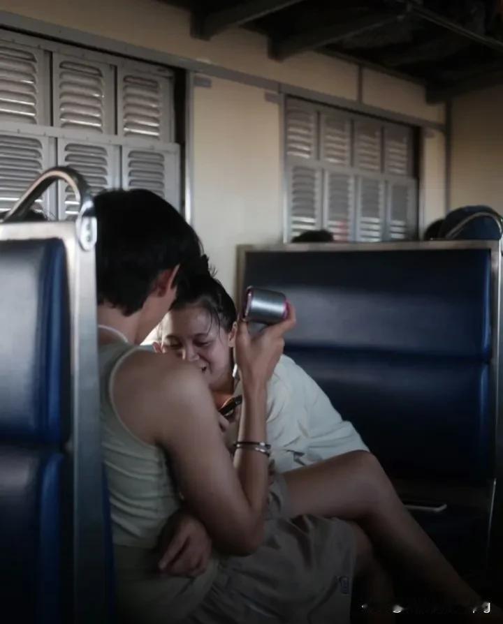 一些女人喜欢“被虐”的心理学逻辑是：他强压在我身上的这部分恐惧，我可以承受