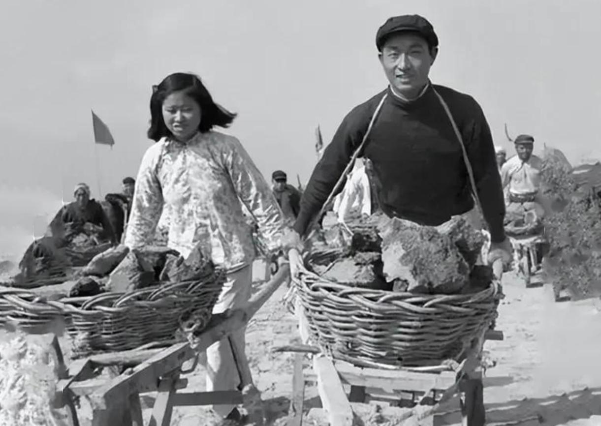 1954年12月1日，正在黑龙江农场干活的段德显，突然被叫到了办公室，办公室里坐