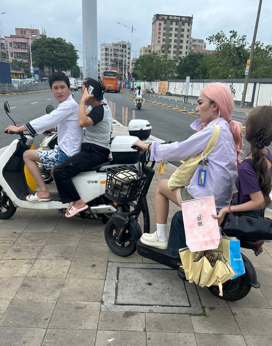 大哥载着老婆，也忍不住回头多看一眼。
