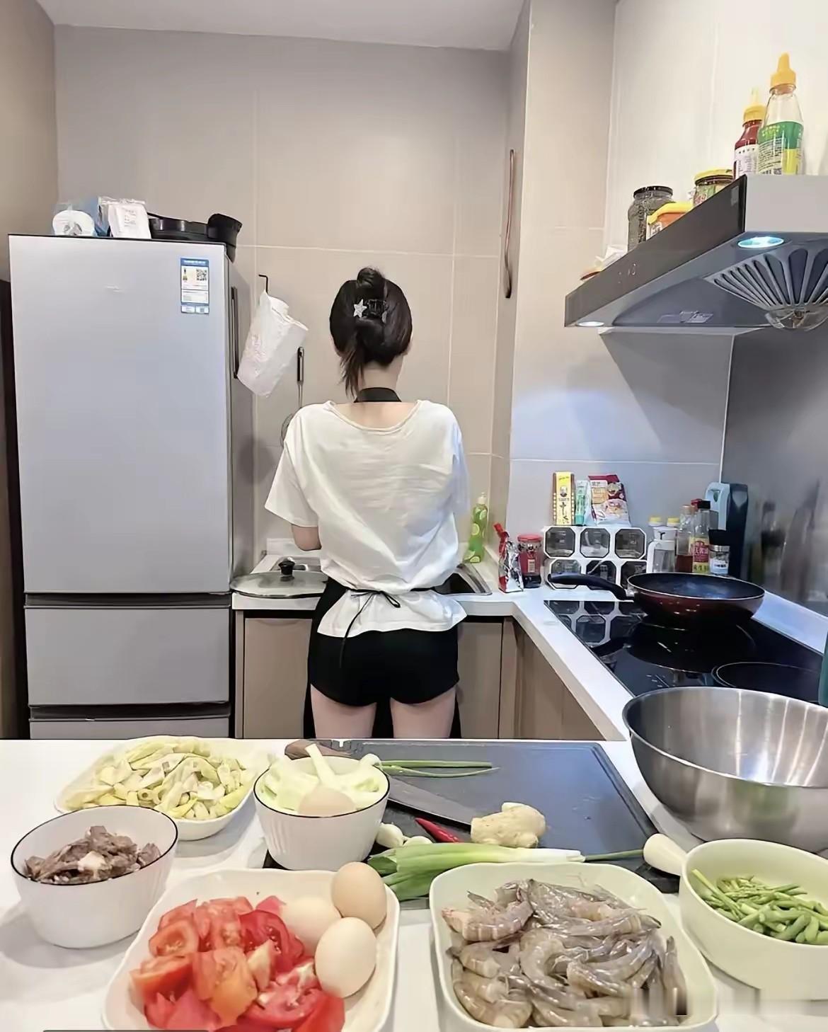 同居三年，最后搬走时，我连自己挑了三个月的沙发套都没带走。刚住一起时多甜啊