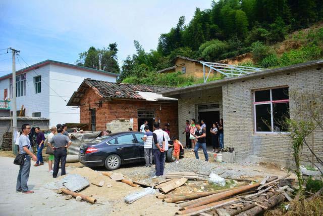 村里的两个村民在争夺一处宅基地，并且产生了激烈的冲突。这处宅基地以前是甲的，甲还