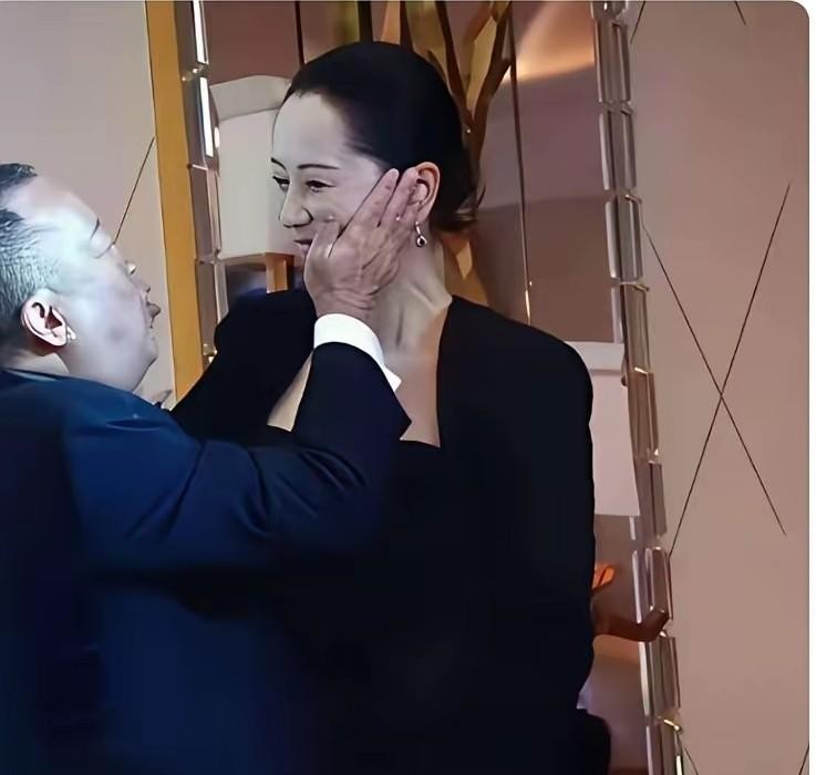 曾志伟的手直接贴上去了，海清脸上还挂着笑，没躲。这一幕传出来，好多人第一反应是“这什么情况”。一个在