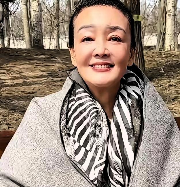 她变了不再忙碌生活也很好她停止带货了,直播也少了,前线她退了,大家发现她变了,