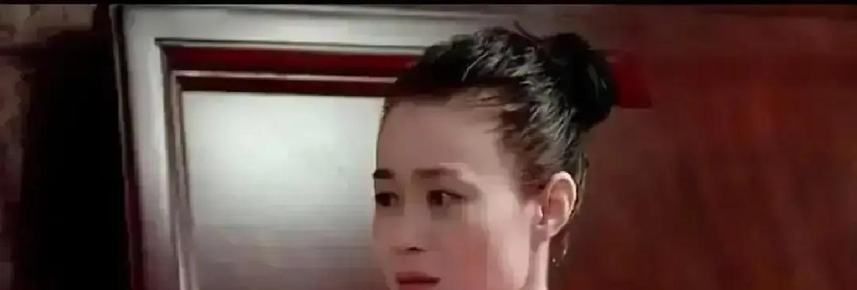 浴巾掉了。戏没停。片场所有人都傻了。就关婷娜没慌。那浴巾眼看要滑到地上，