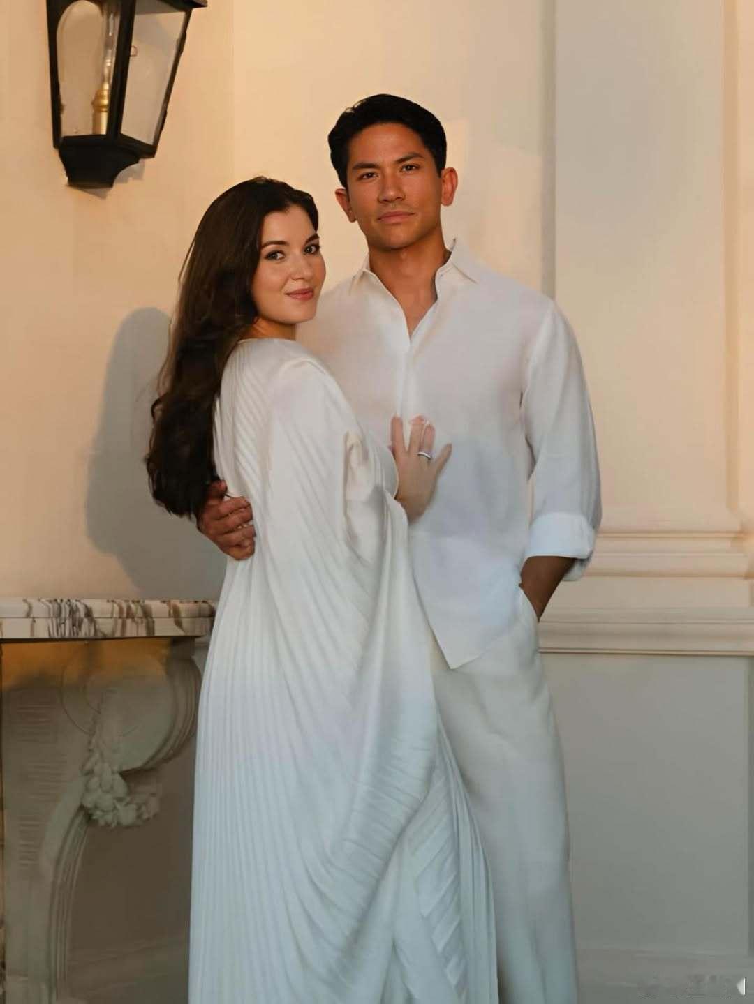 文莱王室🇧🇳准爸爸阿卜杜尔·马丁王子和准妈妈阿妮莎王妃祝大家新年快乐。世界