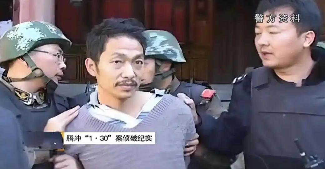 2012年，云南腾冲，一名货车司机返家时震惊地发现自己头上莫名多了三顶“绿帽子”