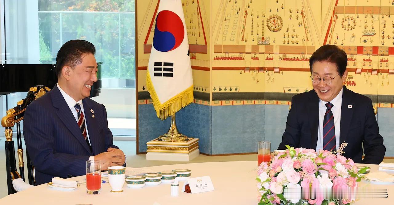 韩国共同民主党前院内代表金炳基因多项涉嫌违规的争议宣布下台，执政党院内代表因个人