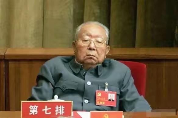 晚年华主席参加会议的一张照片，难得一见，无比珍贵，都是真人的容貌，建议大家点赞收