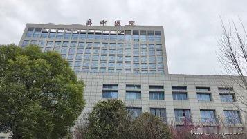 现在医院也难，但是最难的应该是县级中医院。本来县级中医院看病的人就少，从一开始县