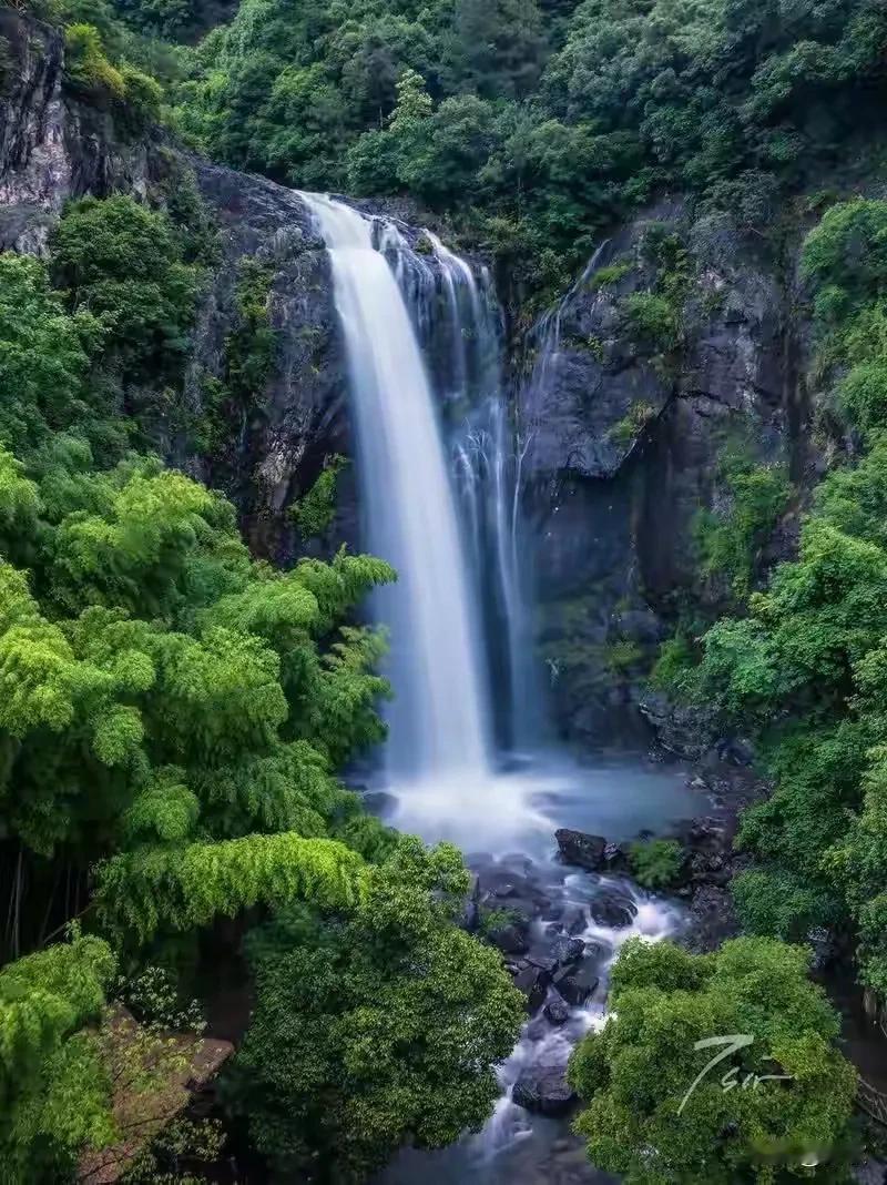 上联:山溪水涨潭鱼跃下联:谷径风来树鸟惊