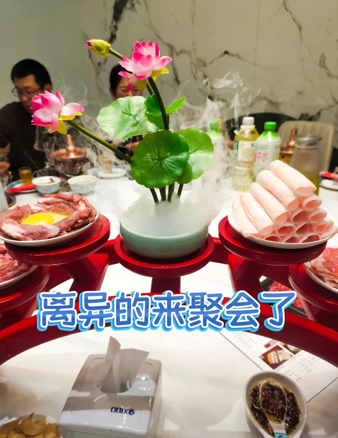 北京离异的来聚会了！冬日的北京，萧萧瑟瑟。夜晚的空气像奶油雪糕，冰冷而香甜。我