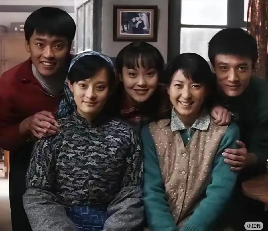 闫学晶镜头前突然哽咽：每年一箱东北蘑菇干，换不来孙俪一条微信。《小姨多鹤》片场