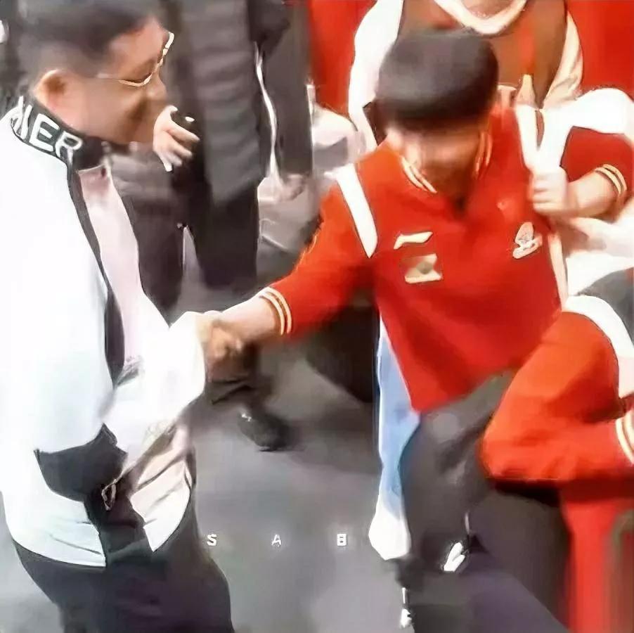 输了？别怕回家！11月5号夜，孙颖莎刚走出通道，许昕外套就落她肩，马龙把金牌