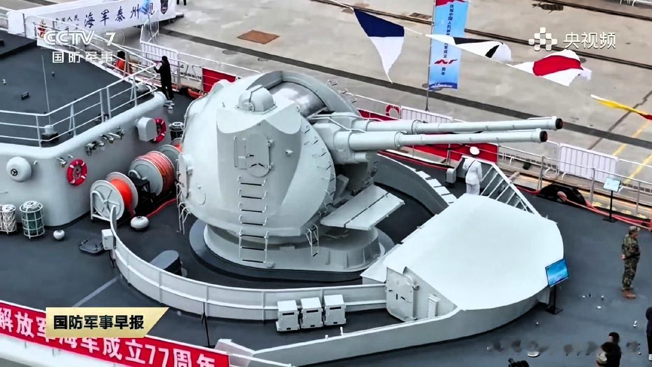 咱们现代化中期大改的泰州舰，也就舰艏这门大口径双管AK-130舰炮，保留俄制俄味