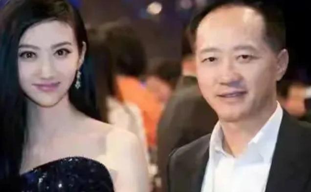 2004年，16岁的景甜每天放学都有车牌为9988的豪车接送，没多久课也不来上了
