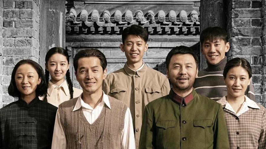 电影《抓特务》完整通俗剧情简介故事从1949年开国大典的北京土唐刀胡同开