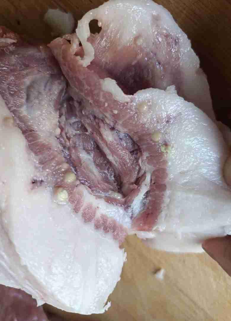 今天去超市买了块膘肥一点的猪肉炼一点猪油，可是切开一看有几粒颗粒状的东西，不知道