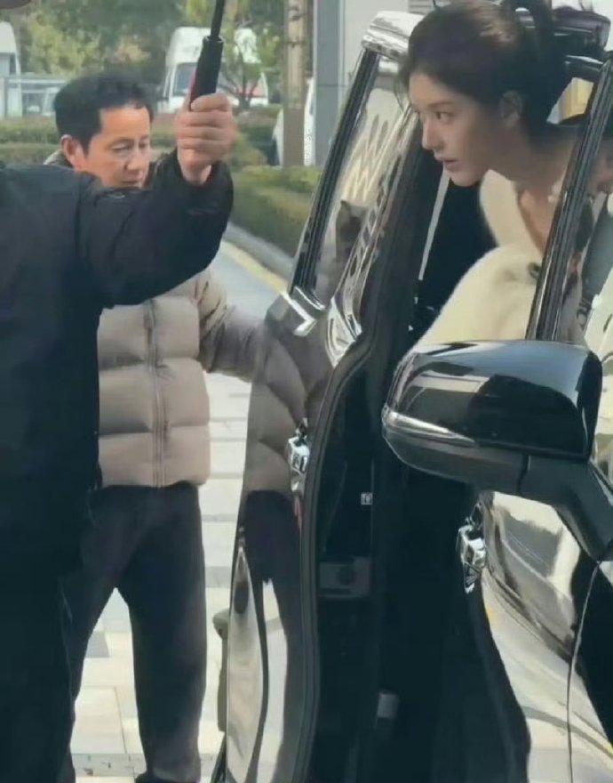 赵露思和爸爸长得太像了，不知道那些说整的怎么想的