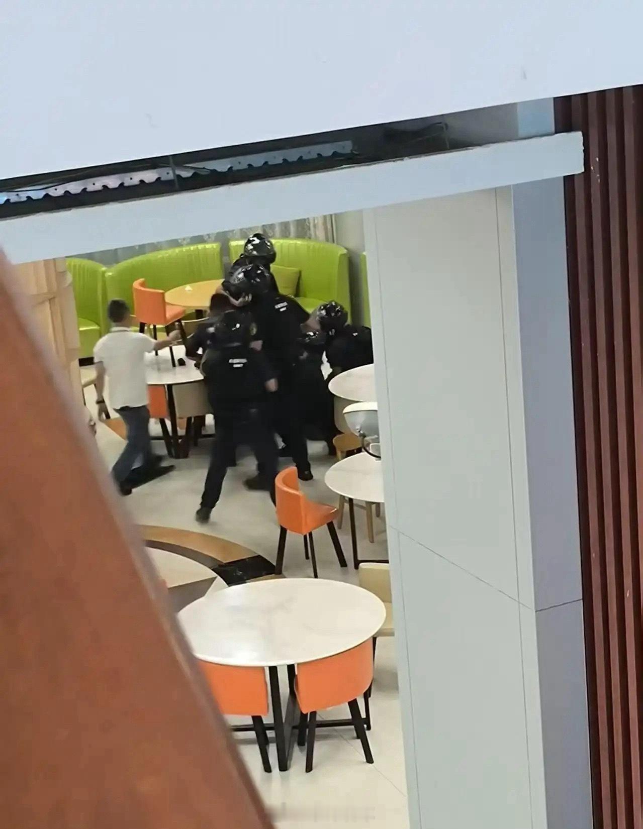 还是希望各大高校戒备再深严一点。35岁了再怎样，冤有头债有主，学生是无辜的啊[允