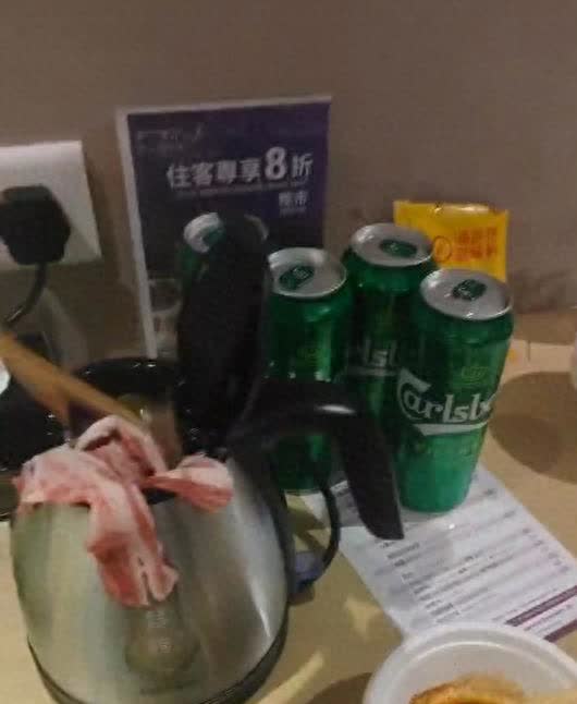 游客发视频“炫耀”客房水壶煮火锅，网友观点不一，当事酒店回应近日，浙江一男子