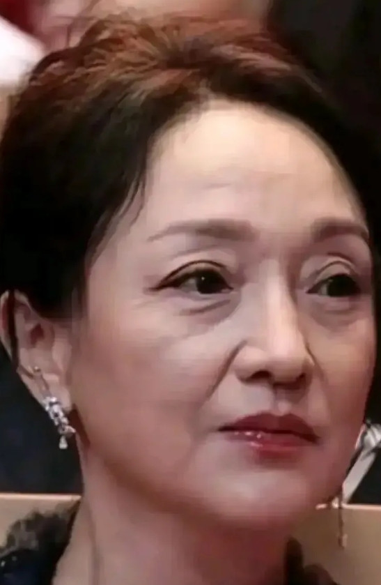 周迅近年来的的确确是断崖式衰老，再也不复当年在电视剧大明宫词那个灵气逼人，人见人