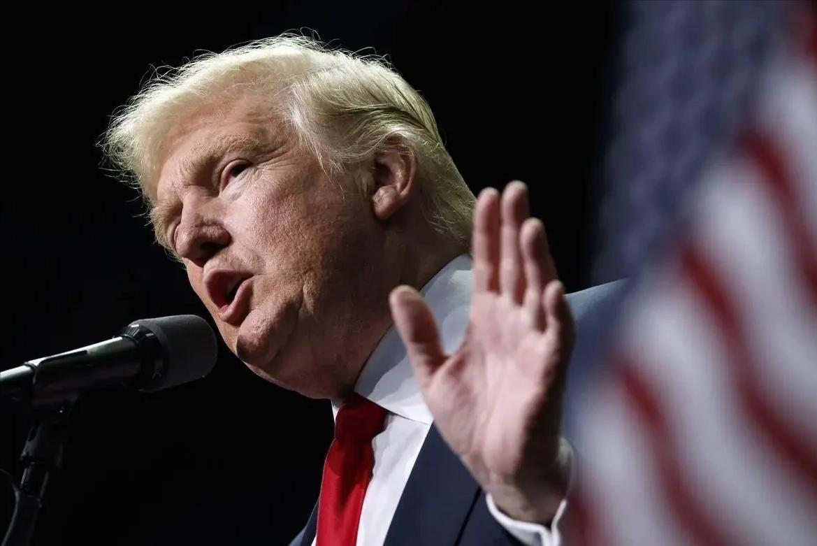 特朗普威胁要对中国加50%关税，中国外交部没废话，转手把111亿美元对台军售的账