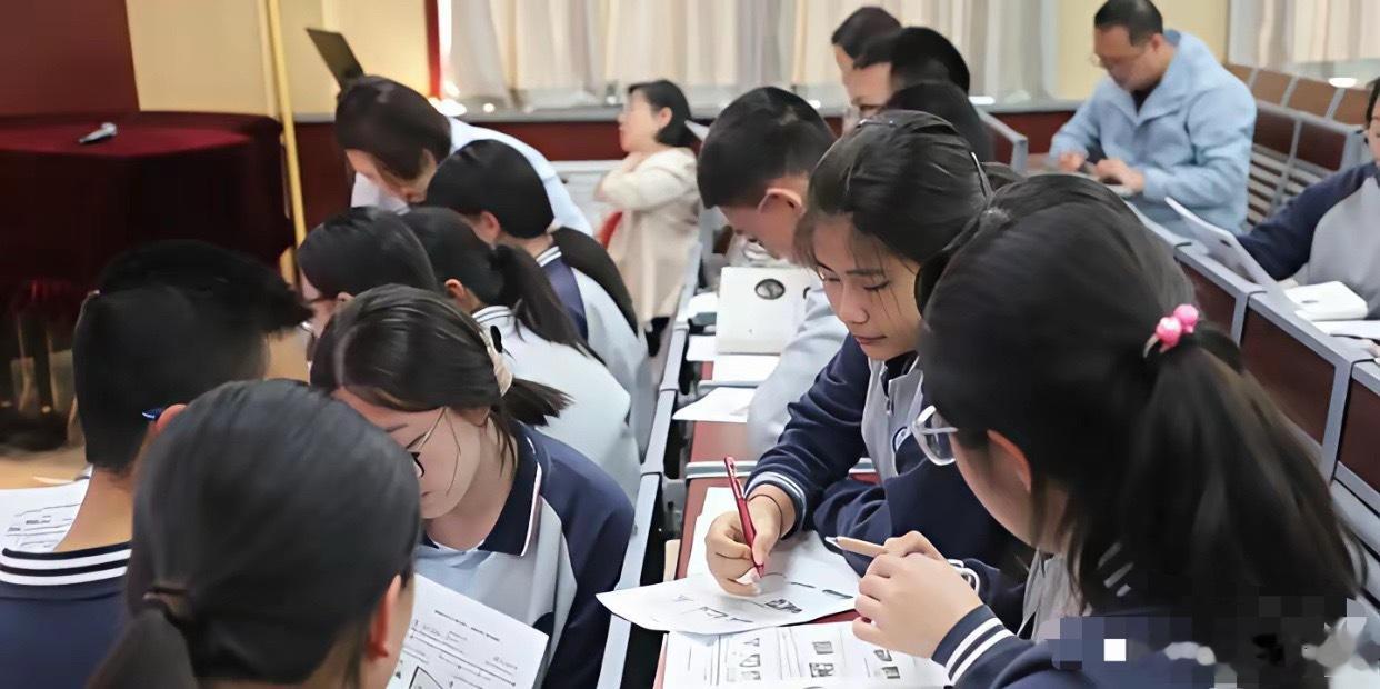 汤家凤怒斥！小事紧抓不放，历史教育大事却沉默汤家凤公开发声，批评部分媒体：学生发