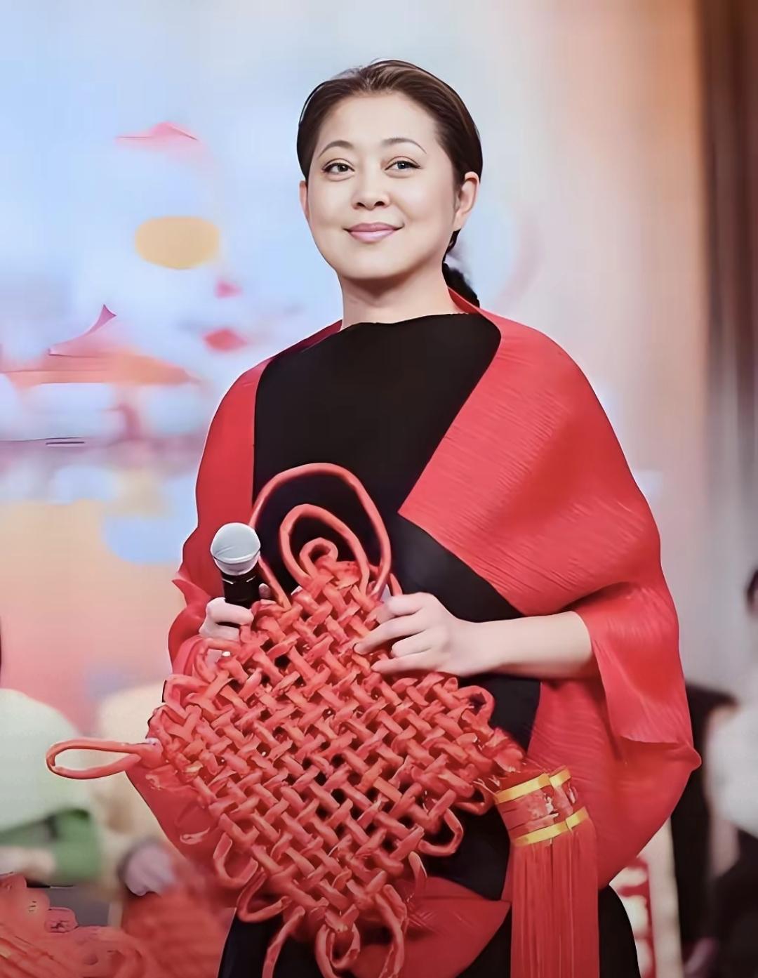 3月7号晚上，倪萍带着儿子虎子去看蔡磊，热搜直接炸了。大家盯着虎子微胖的脸、19