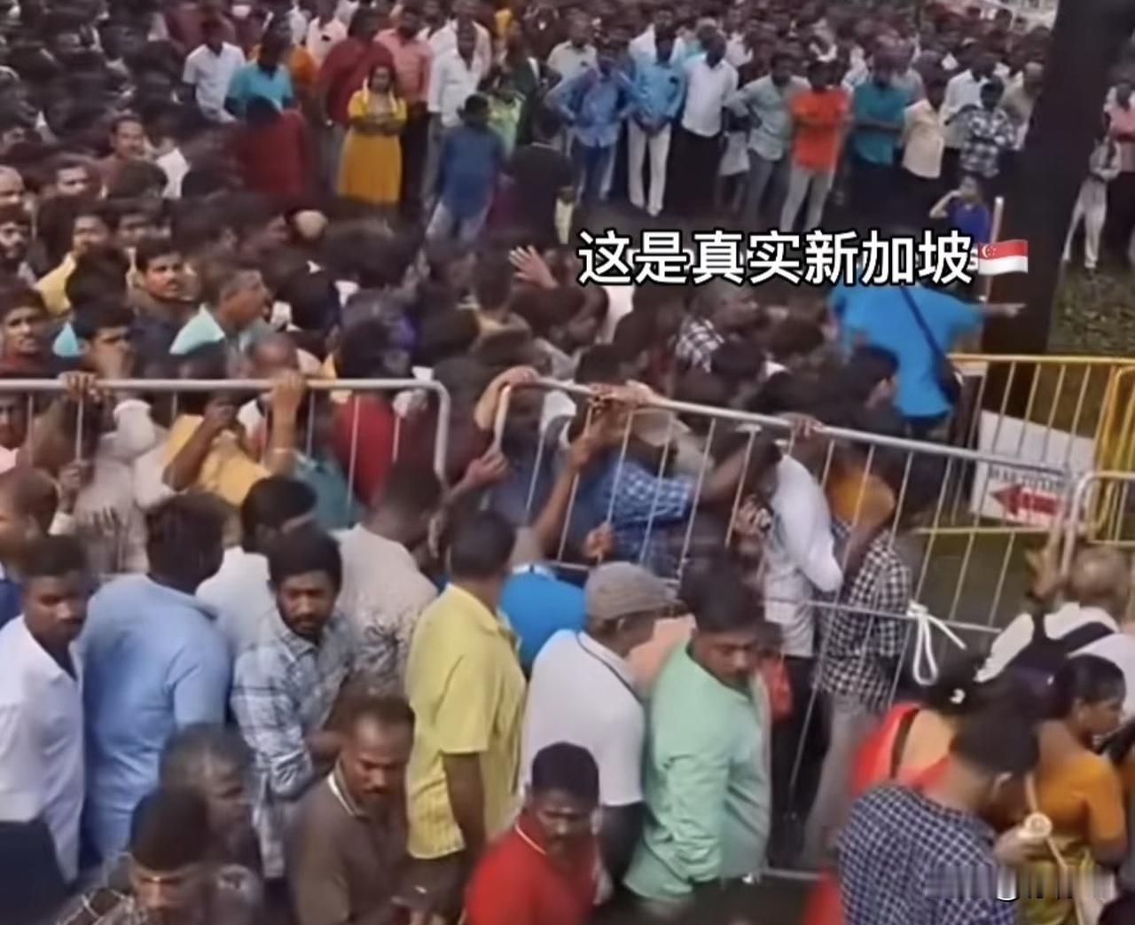 凌晨3点印度阿三新加坡街头载歌载舞‼️路人直摇头：“印度化”恐成新加坡常态凌晨
