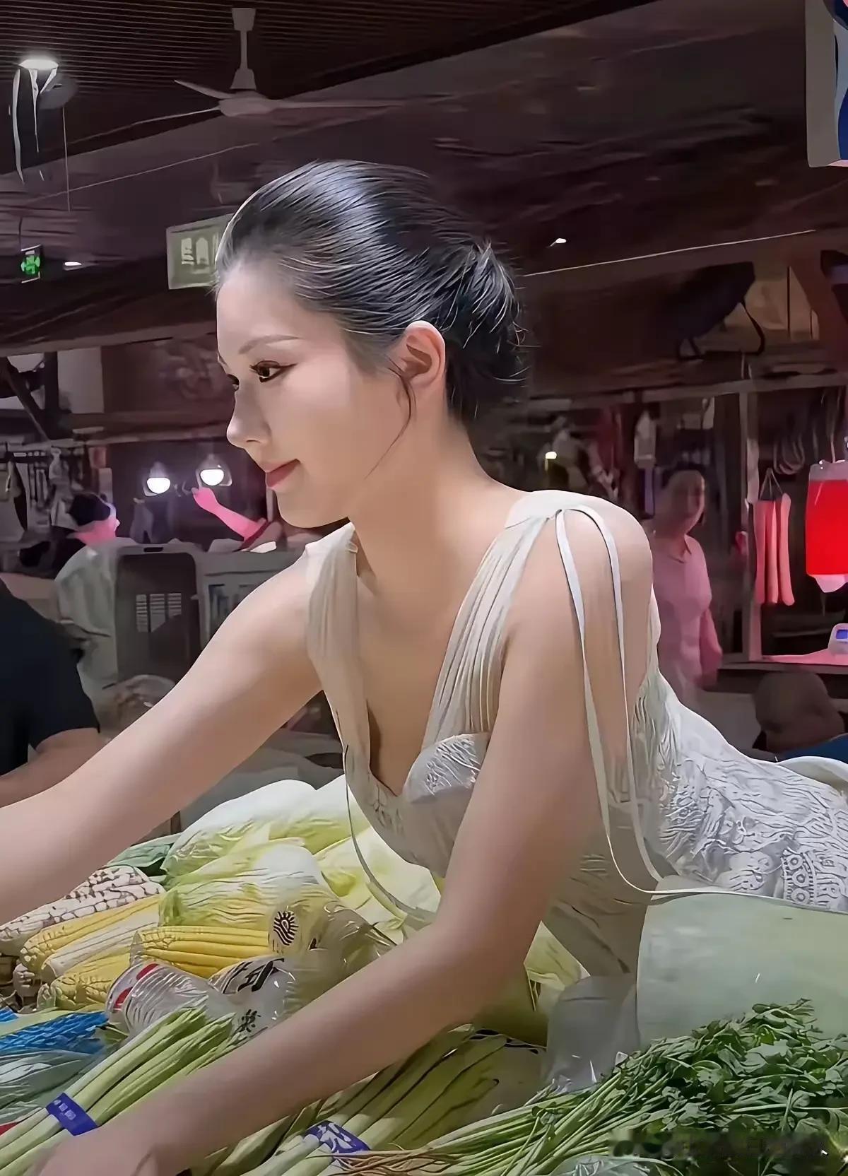 “卖菜西施”火了。一天卖出1吨菜。大爷大妈排队围观。还价都不好意思。菜市
