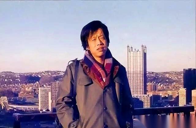 火化那天，机器卡住了。一米八五的大个子，躺在那儿，胳膊就那么硬邦邦地垂下来，卡