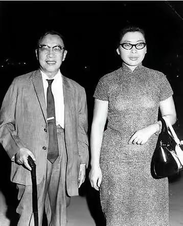1956年，钱穆六十一岁了，办了第三次喜事。洞房里，看着眼前漂亮的新娘胡美琦，老