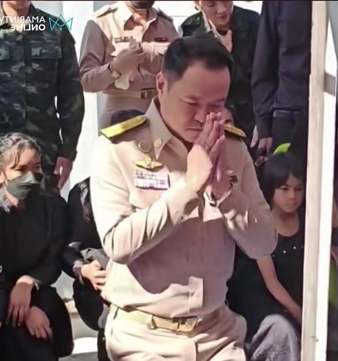 12月22日，阿努廷吊唁前线阵亡战士了，能看出来他的压力不小，表情很沉重。阿