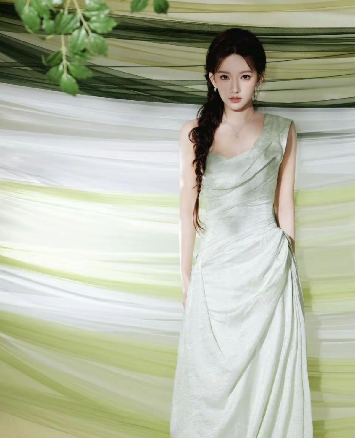 程潇的每一次亮相，都像给世界带来一场温柔的惊喜程潇的绿意大片，像一阵带着