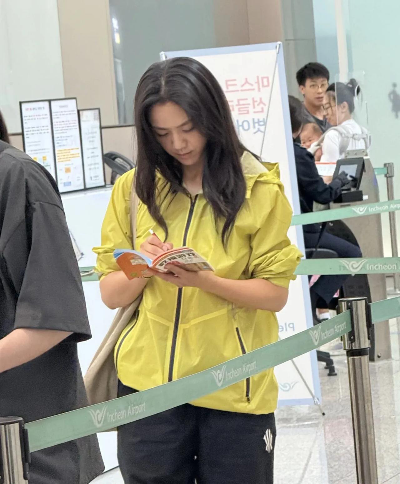 46岁汤唯现身韩国机场，她的穿衣打扮好舒服，气质脱俗，虽然接近素颜，但脸部状态很
