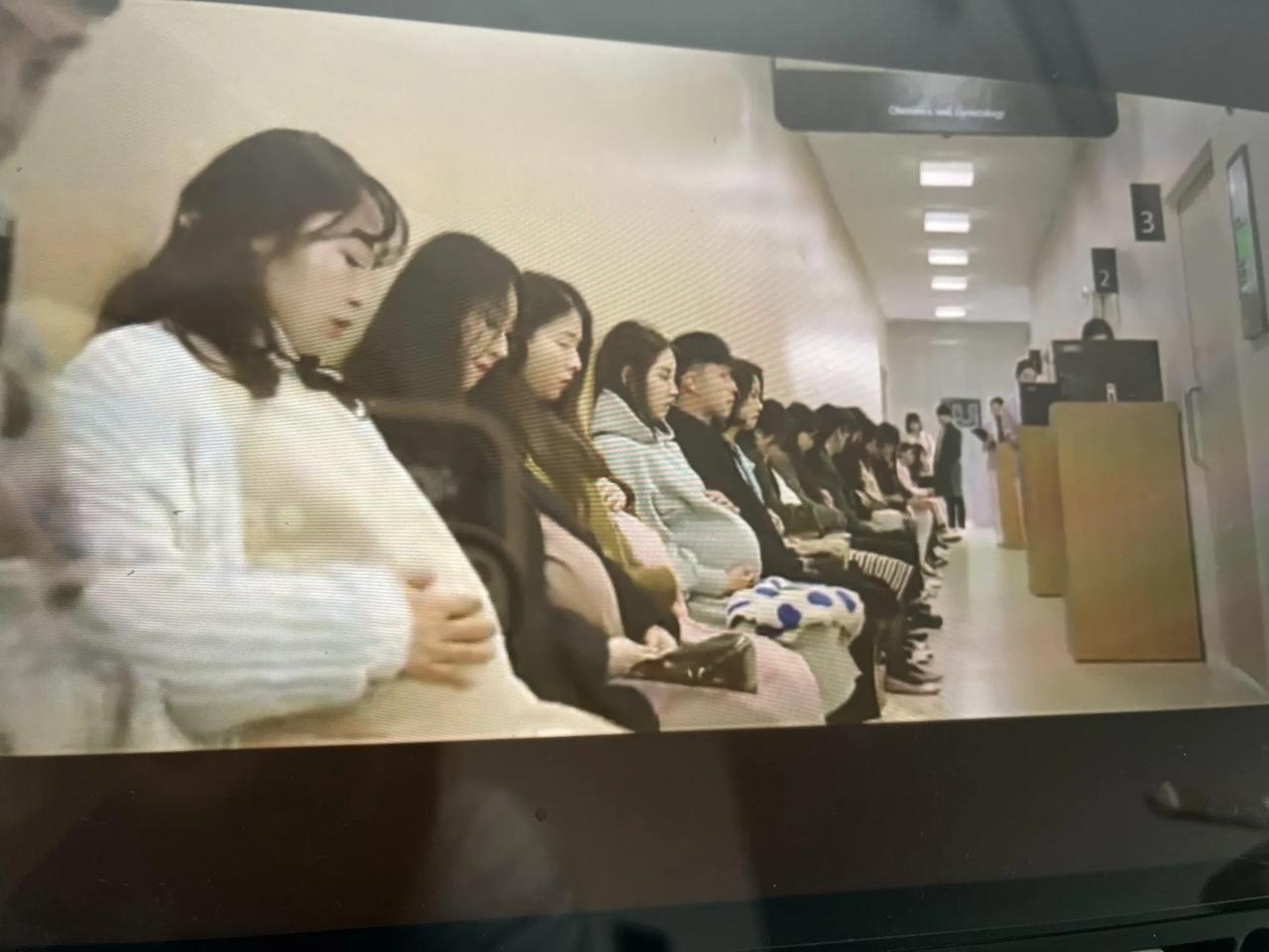 这一排的孕妇看着好吓人单个孕妇我看着还好，为她开心，但电视剧这一排的凸起肚子的